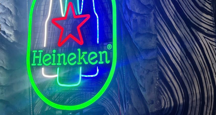 THI CÔNG LOGO - CHỮ 3D 1. Vật liệu - Kim loại: Inox , đồng, nhôm... tạo nên vẻ sang trọng, bền bỉ. - Mica : Dễ gia công, nhiều màu sắc, thường kết hợp với đèn LED để tạo hiệu ứng phát sáng. - Foam/PVC: Nhẹ, giá thành hợp lý, phù hợp cho các logo kích thước lớn 2. Công nghệ: - Cắt laser, CNC: Tạo ra các đường nét, chi tiết logo sắc sảo, tinh tế. - Hút nổi: Tạo logo 3D, mang lại chiều sâu và sự độc đáo. - Hàn, uốn: Sử dụng trong sản xuất chữ nổi hoặc đèn neon, đòi hỏi kỹ thuật cao. - Hệ thống chiếu sáng (LED, Neon): Giúp logo nổi bật, đặc biệt vào ban đêm. - Chúng tôi #thiết_kế và #thi_công #logo, #chữ_nổi... - Chuyên thi công #logo thương hiệu lớn vì giá tận xưởng sản xuất, chế độ bảo hành bền vững, quy trình làm việc - sản xuất chuyên nghiệp. #sản_xuất_logo, #thi_công_logo, #sản_xuất_chữ_3D, #thiết_kế_logo_chuyên_nghiệp, #quangcaoquynhon, #quynhon, #quangcaodolequynhon